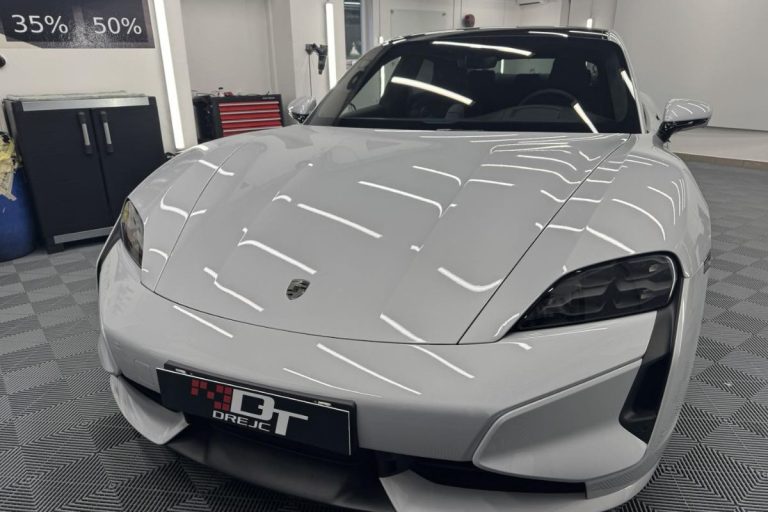 Porsche Taycan Turbo zaščiten s prozorno zaščitno folijo.