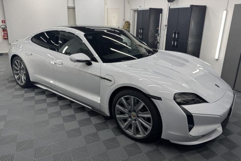 Porsche Taycan Turbo zaščiten s prozorno zaščitno folijo.