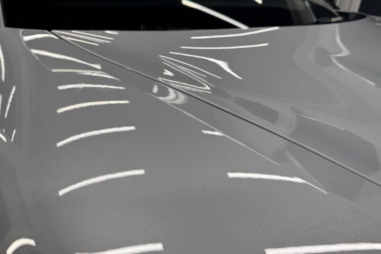 Porsche Taycan Turbo zaščiten s prozorno zaščitno folijo.