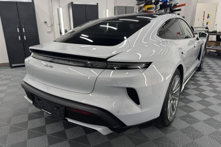 Porsche Taycan Turbo zaščiten s prozorno zaščitno folijo.