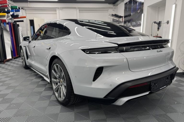 Porsche Taycan Turbo zaščiten s prozorno zaščitno folijo.
