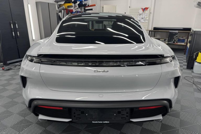 Porsche Taycan Turbo zaščiten s prozorno zaščitno folijo.